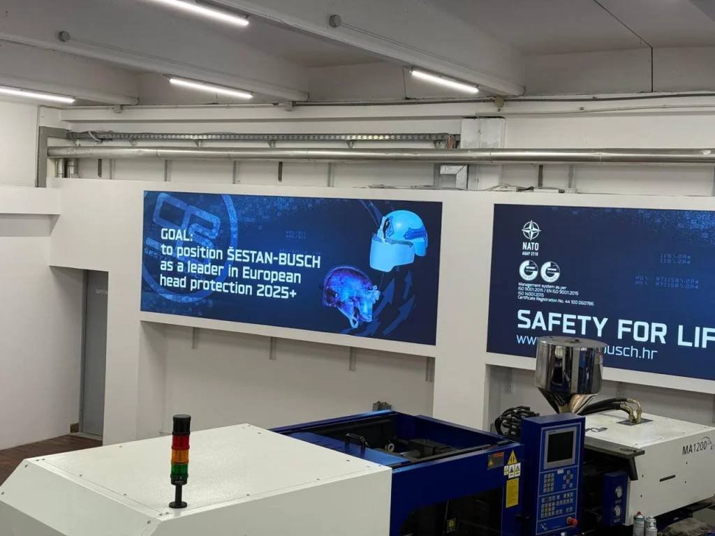 Gotovo zidno svijetleće platno s logotipom i vizualima tvrtke Šestan Busch u proizvodnom pogonu – SmartWay d.o.o.