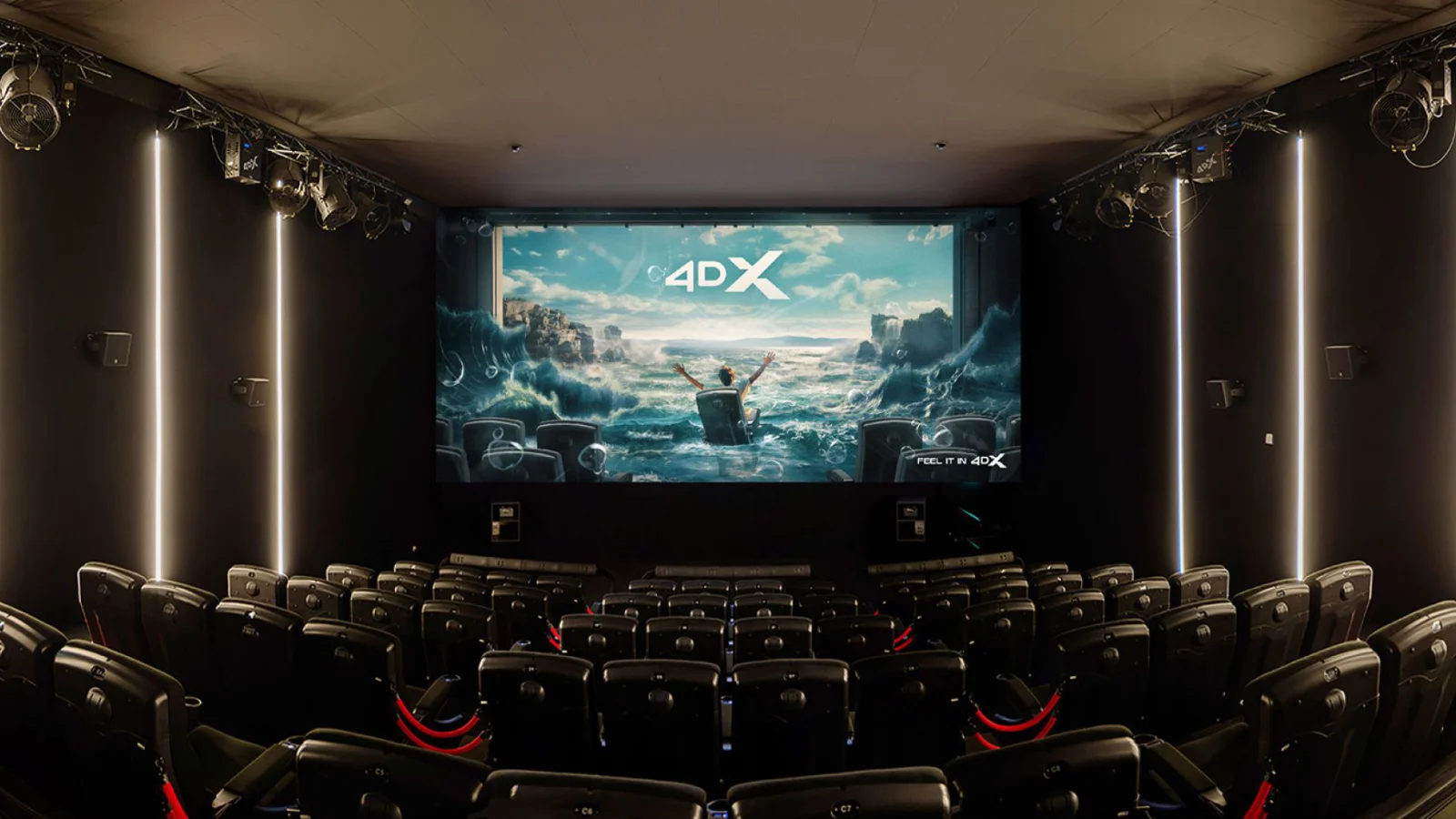Unutrašnjost Arena Cinemas Zurich 4DX dvorane s vrhunskom tehnologijom prikaza i naprednim sustavima automatizacije – međunarodni inženjerski projekt tvrtke SmartWay.