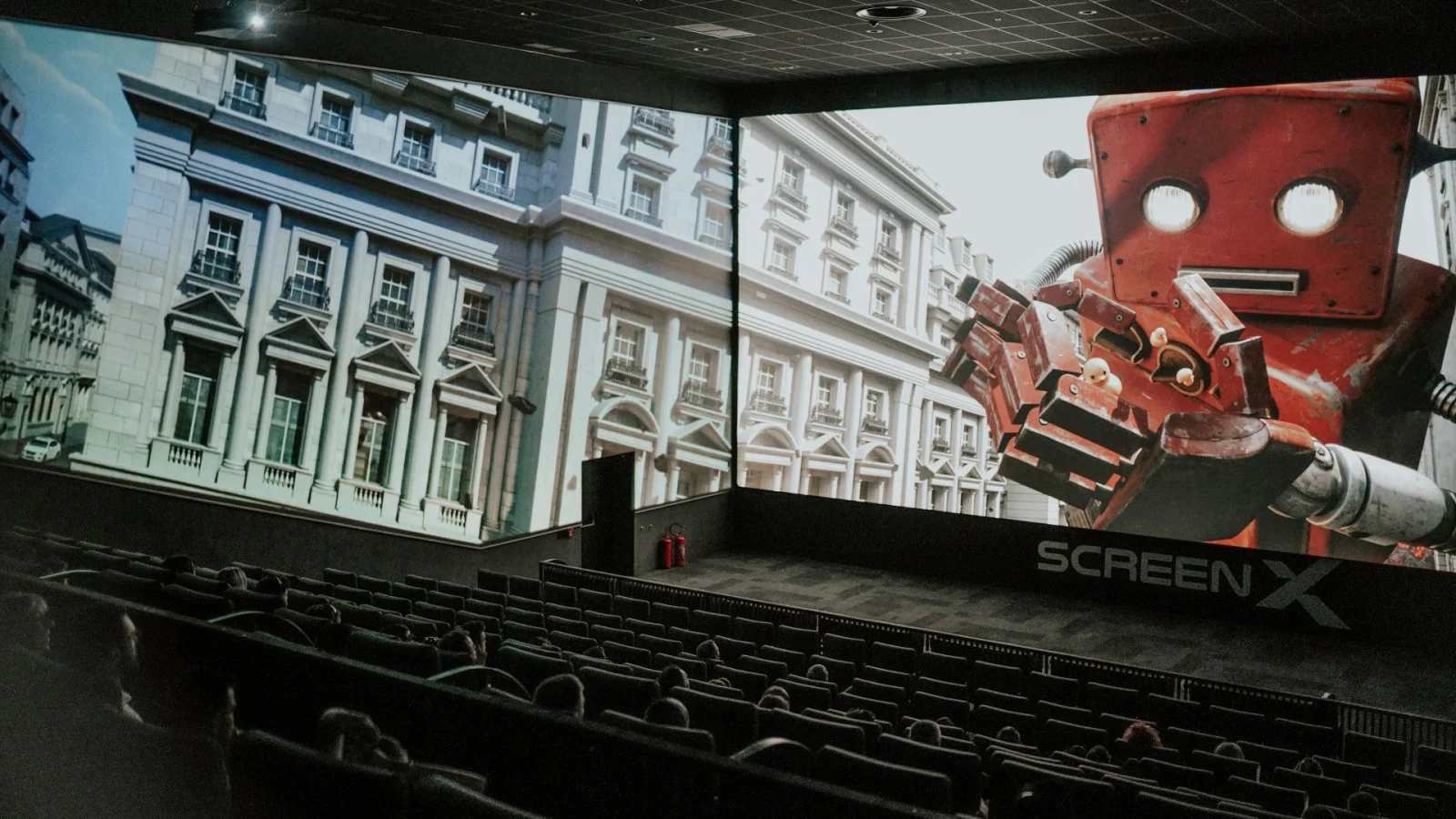 ScreenX kino dvorana s panoramskim projekcijama na tri zida i prikazom crvenog robota – audio-vizualna rješenja SmartWay.