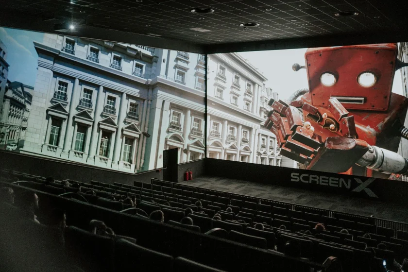 ScreenX kino dvorana s panoramskim projekcijama na tri zida i prikazom crvenog robota – audio-vizualna rješenja SmartWay.