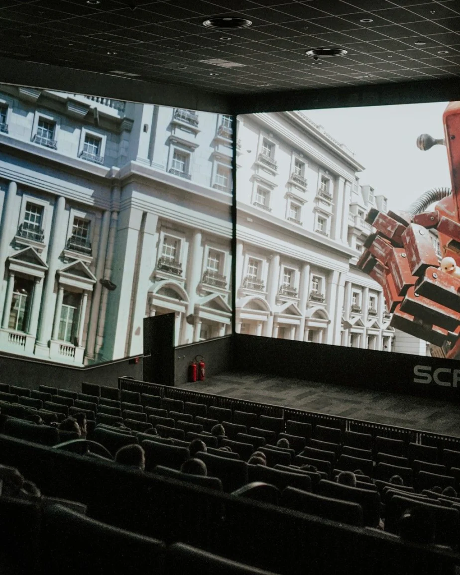 ScreenX kino dvorana s panoramskim projekcijama na tri zida i prikazom crvenog robota – audio-vizualna rješenja SmartWay.