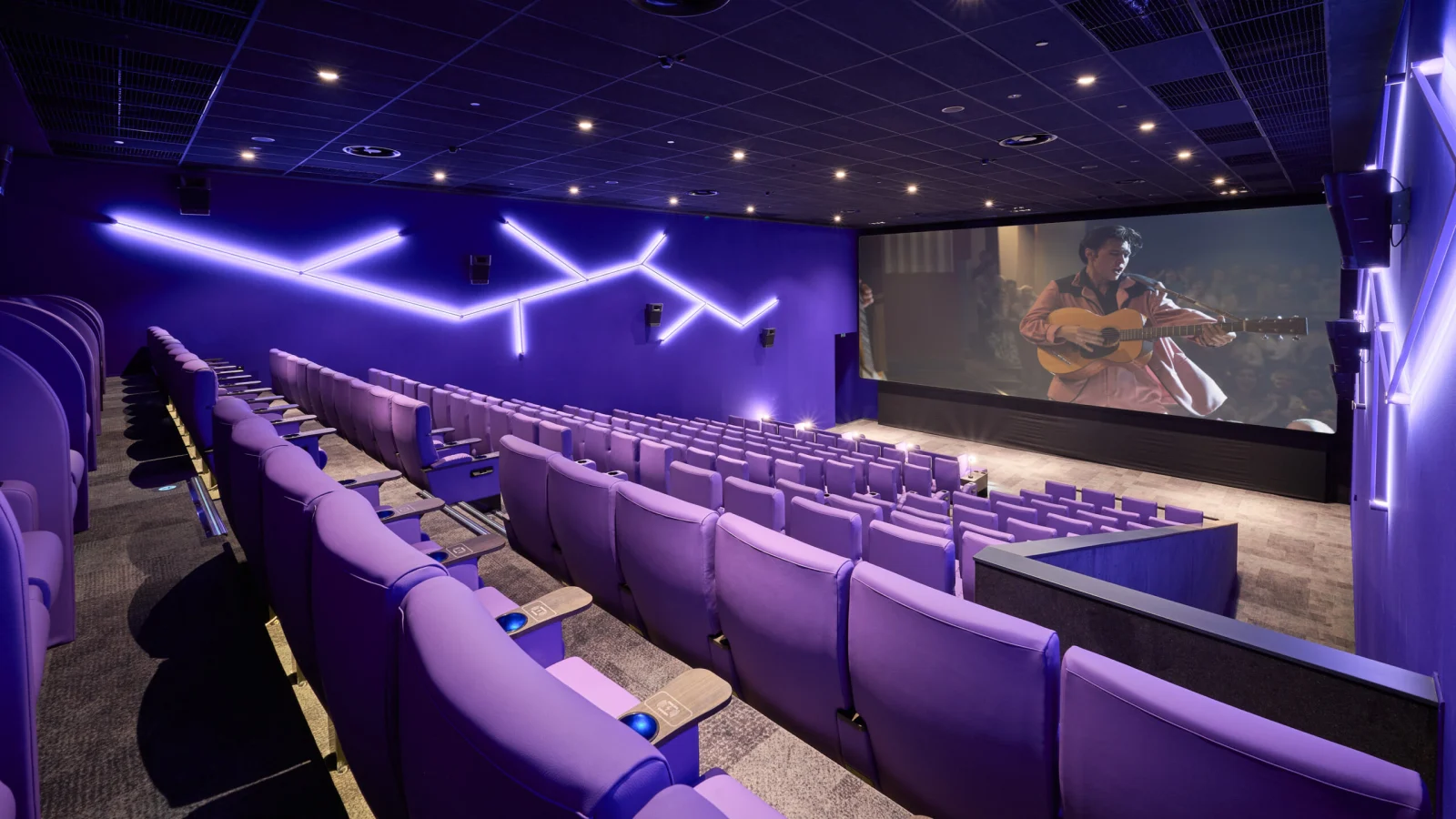 Unutrašnjost luksuzne dvorane kina CineStar u ZCentru (Zagreb) s crnim kožnim sjedalima, drvenim oblogama i modernom ukrasnom rasvjetom – projekt elektroinstalacija i automatizacije tvrtke SmartWay.