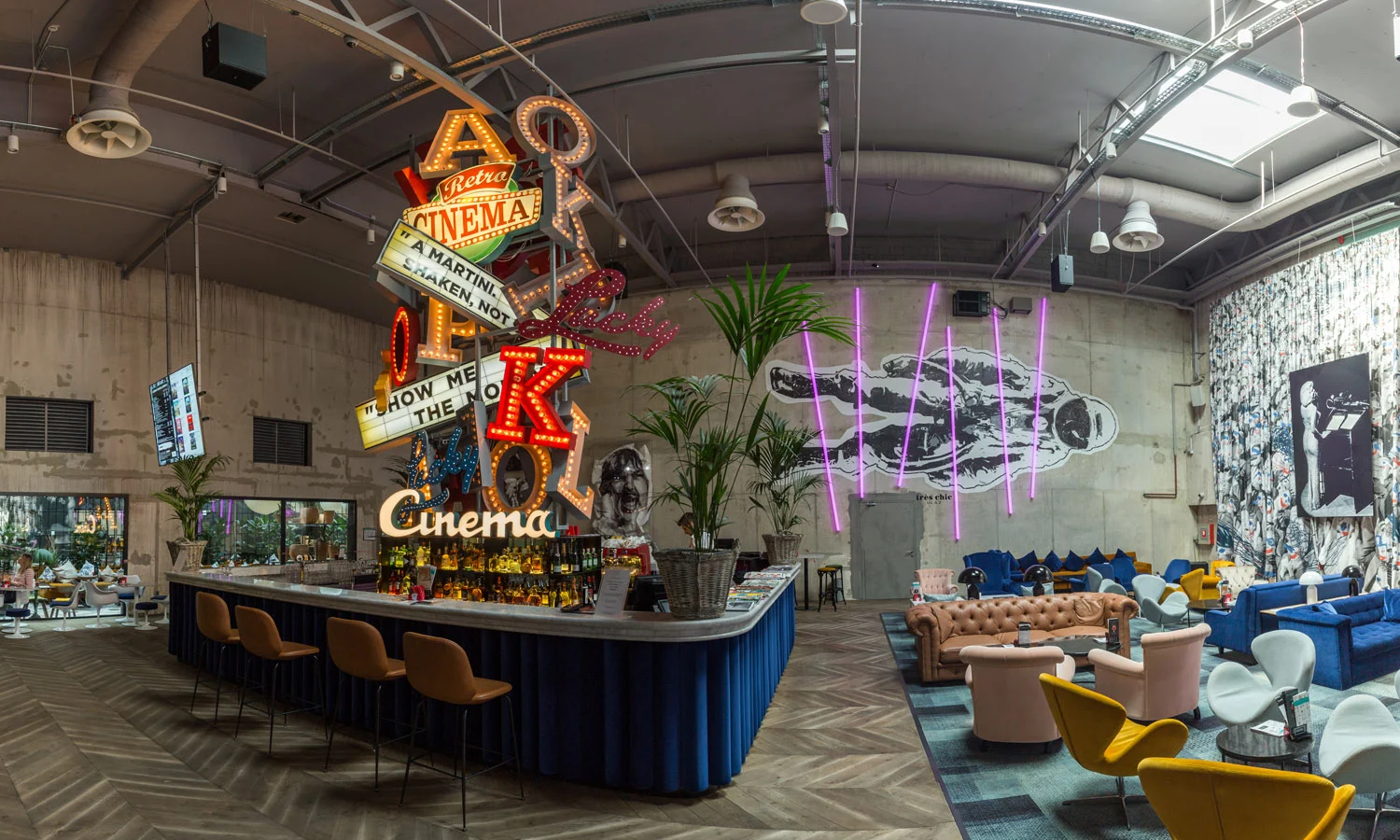 Interijer Tres Chic bara u kinu CineStar Kaptol Centar u Zagrebu s retro natpisima i dizajnerskim namještajem – projekt elektroinstalacija i automatizacije tvrtke SmartWay.
