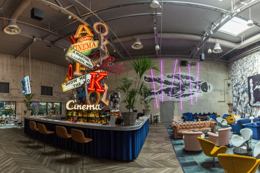 Interijer Tres Chic bara u kinu CineStar Kaptol Centar u Zagrebu s retro natpisima i dizajnerskim namještajem – projekt elektroinstalacija i automatizacije tvrtke SmartWay.