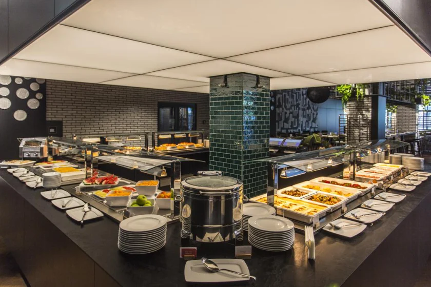 Moderan buffet restoran hotela Hilton u Zagrebu s naglašenom stropnom rasvjetom – projekt tvrtke SmartWay.