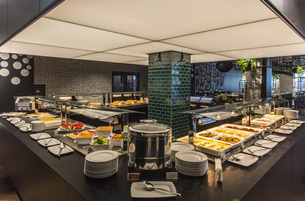 Moderan buffet restoran hotela Hilton u Zagrebu s naglašenom stropnom rasvjetom – projekt tvrtke SmartWay.