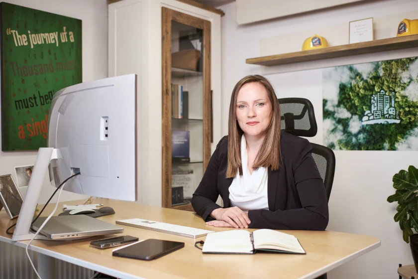 Dr. sc. Petra Mesarić Poredoš u projektnom uredu SmartWay, za radnim stolom s projektnom dokumentacijom