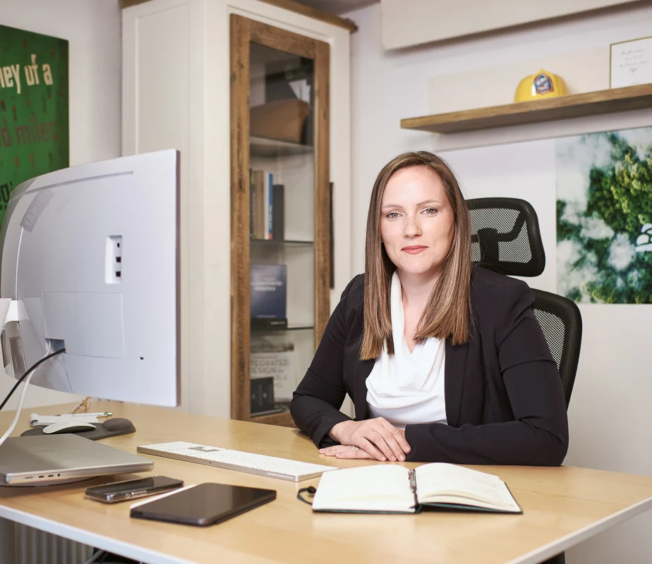 Dr. sc. Petra Mesarić Poredoš u projektnom uredu SmartWay, za radnim stolom s projektnom dokumentacijom