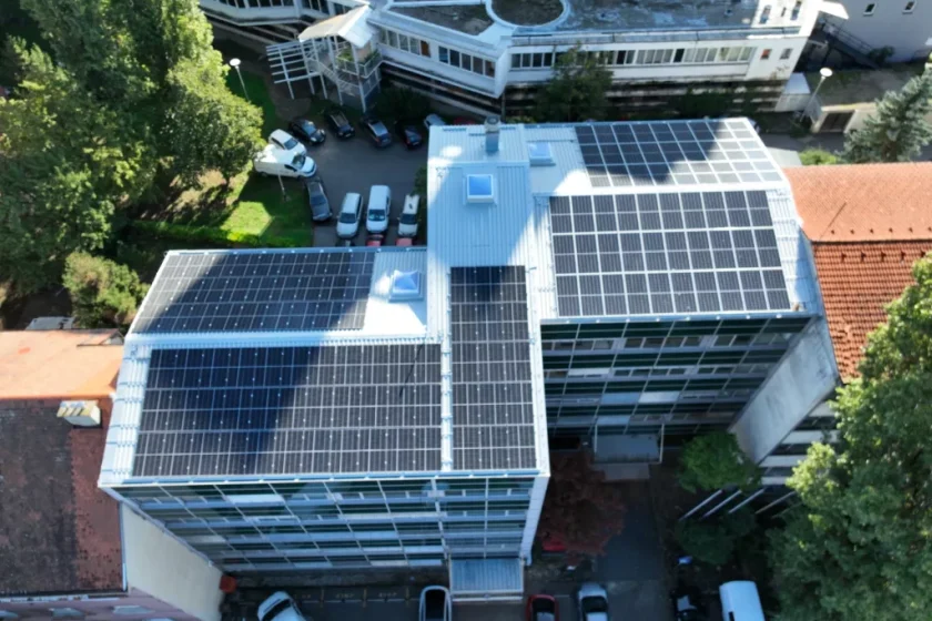 Pogled iz zraka na objekt Energetskog instituta Hrvoje Požar s vidljivim krovnim solarnim panelima