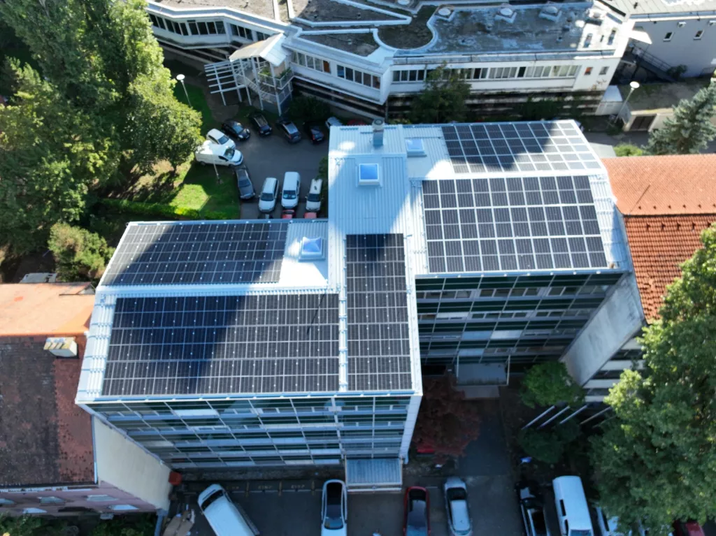 Pogled iz zraka na objekt Energetskog instituta Hrvoje Požar s vidljivim krovnim solarnim panelima